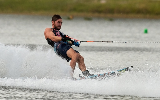 Garçon portant une combinaison noire pour le ski nautique 