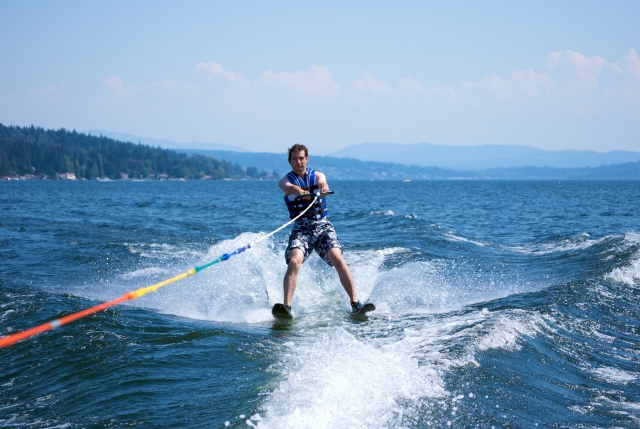  Garçon en combinaison bleue pour le ski nautique 