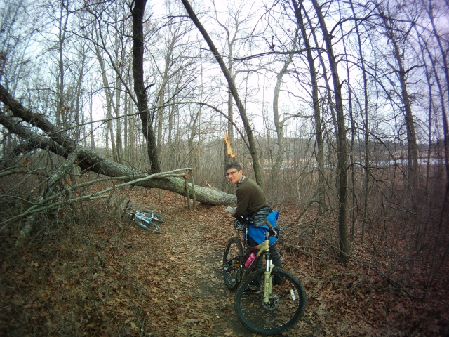  garoto usando suéter verde mountain bike 