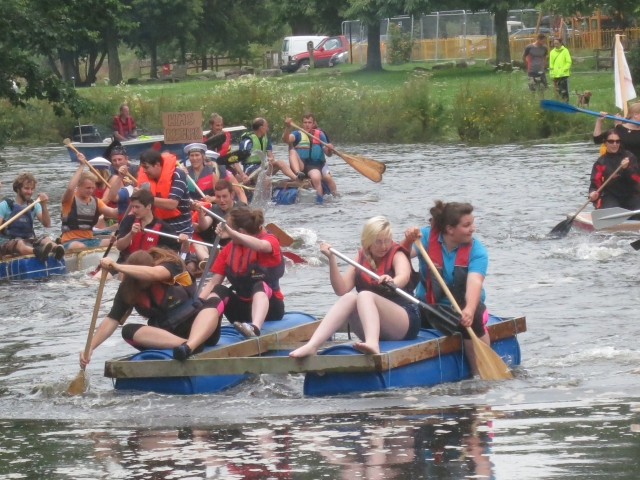  Amis et familles portant des aides à la flottabilité rouges lors de leur course de rafting au bord du lac