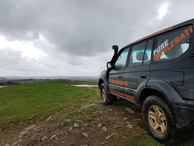  Schwarzes 4x4-Auto, um eine wundervolle Zeit beim Herumfahren zu verbringen 