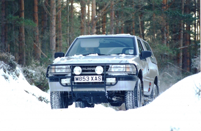  4x4-Auto während einer Fahrt im Schnee