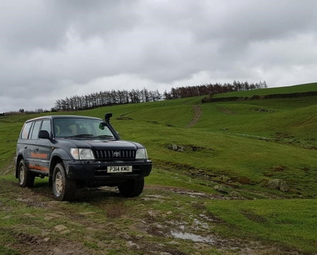 Menschen haben Spaß beim 4x4-Fahrerlebnis 