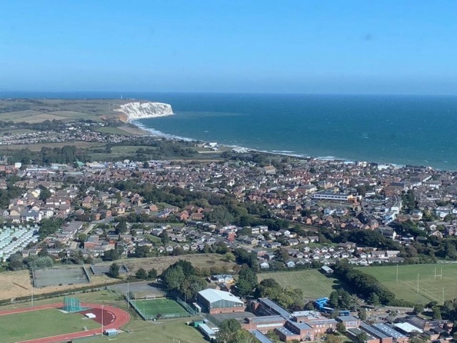  Increíble vista del pueblo visto desde el helicóptero durante un recorrido en vuelo