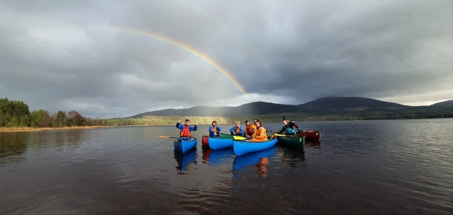  Diversi gruppi in canoa su canoe blu, verdi e rosse 