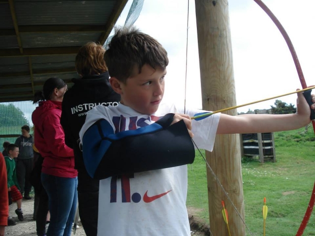 Tendo uma divertida sessão de arco e flecha