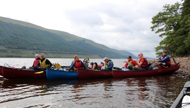  Différent des groupes portant des aides à la flottabilité rouges sont sur le point de s'amuser avec leur séance de canoë