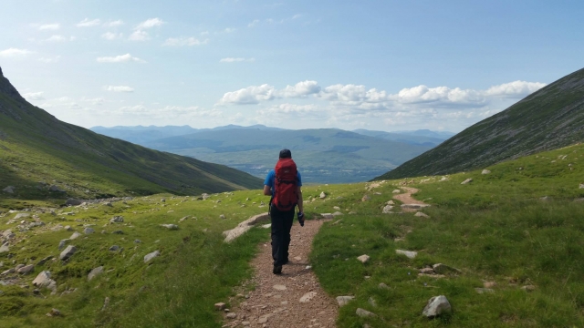  Avventuriero con zaino rosso che scala il Ben Nevis 