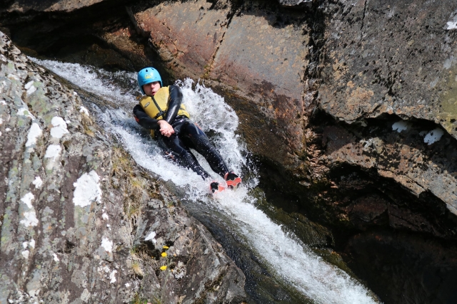  Ragazzo con giubbotto salvagente giallo e casco blu che cade dopo essere saltato da una cascata 
