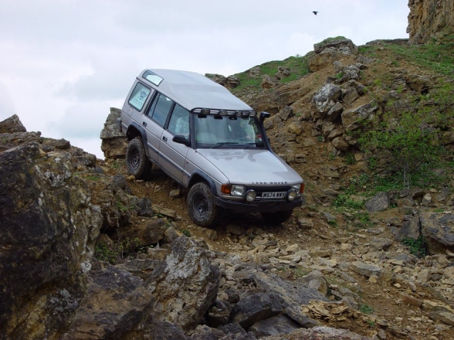  灰色路虎 4x4 行驶在岩石区域 