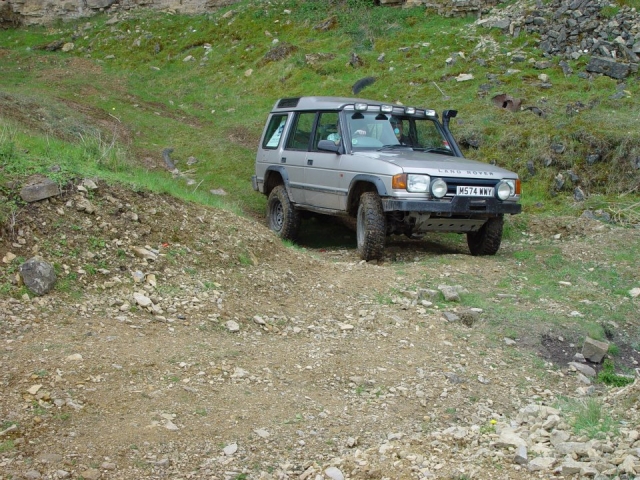  灰色路虎，我们车队的一部分，因为他们在 4x4 体验了很棒的 4x4农场