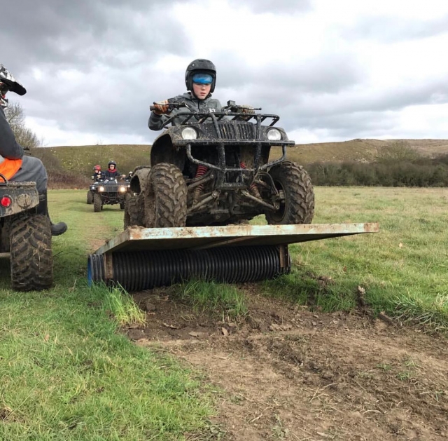  Genießen Sie diese unterhaltsame Offroad-Session. 