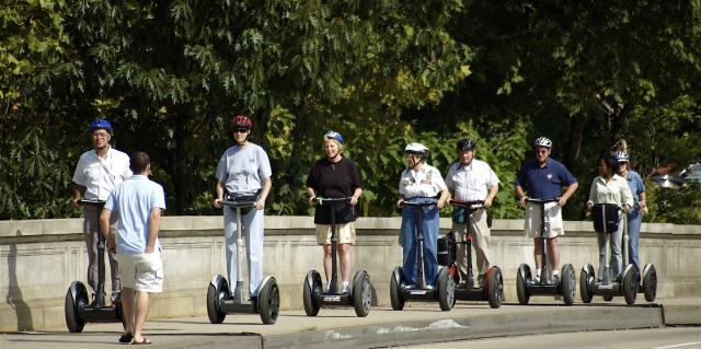  Personas con cascos azules y negros durante su aventura en segway 
