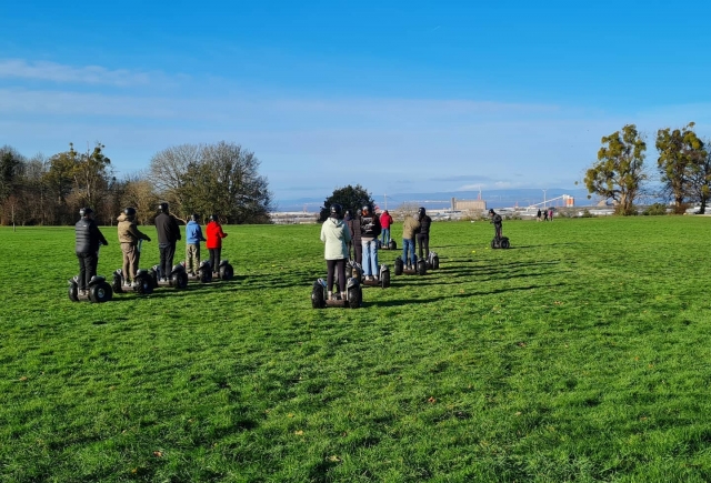 Personas con cascos negros durante un impresionante fin de semana de segway en el parque 