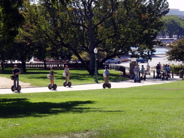  Persone che fanno un giro in segway nel parco