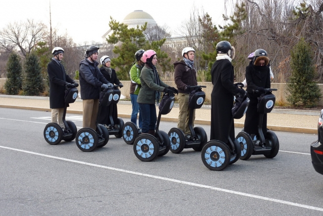  Persone che indossano cappotti neri e caschi bianchi che si divertono con la loro avventura in segway 