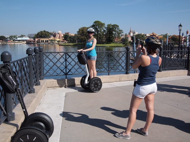  Donna che indossa un casco blu in posa durante la sua avventura in segway