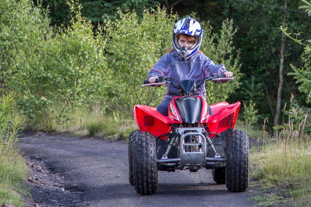  Niña con casco negro durante su sesión de quad 