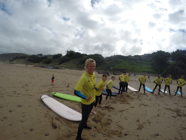 Jeunes bénéficiant de cours de surf 