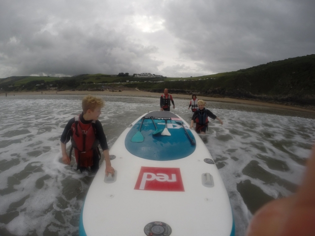 In acqua con un paddleboard 
