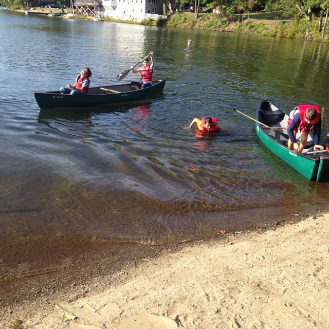 Kinder und Verwandte bereiten sich auf eine Kanufahrt auf dem Fluss vor 