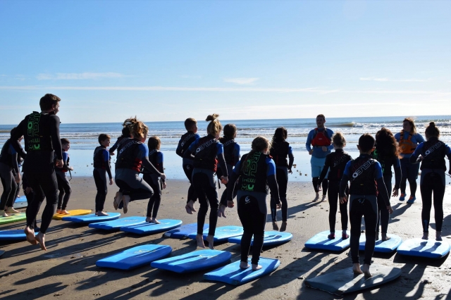 Tendo uma sessão divertida de surf 