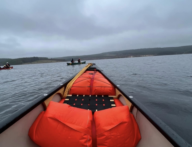  Canoa completamente cargada 