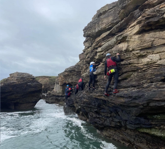 Profitez d'une aventure amusante en coasteering 