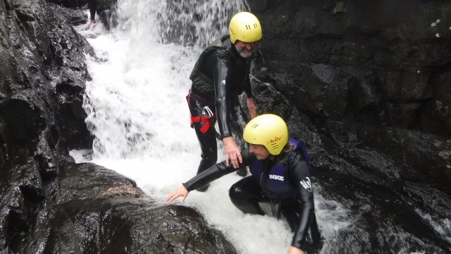  Gemeinsames Canyoning genießen 