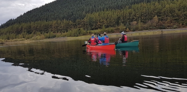  Kanufahren mit Freunden und Familie 