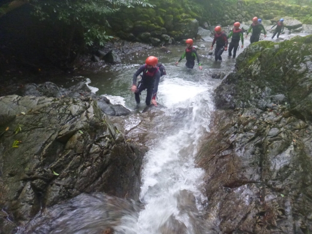 Profitez du canyoning avec votre groupe d'amis 
