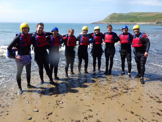  Coasteering-Sessions mit Freunden