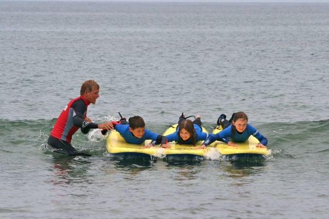  Les jeunes surfeurs profitent de leur temps