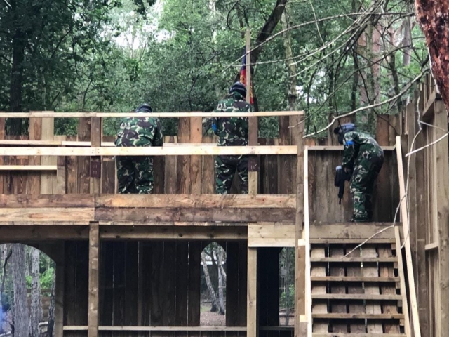  Tiempo divertido jugando Paintball 