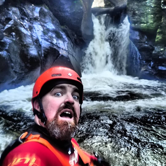  Explore a área com canyoning 