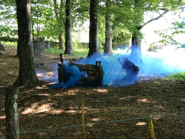  El paintball al aire libre es emocionante 