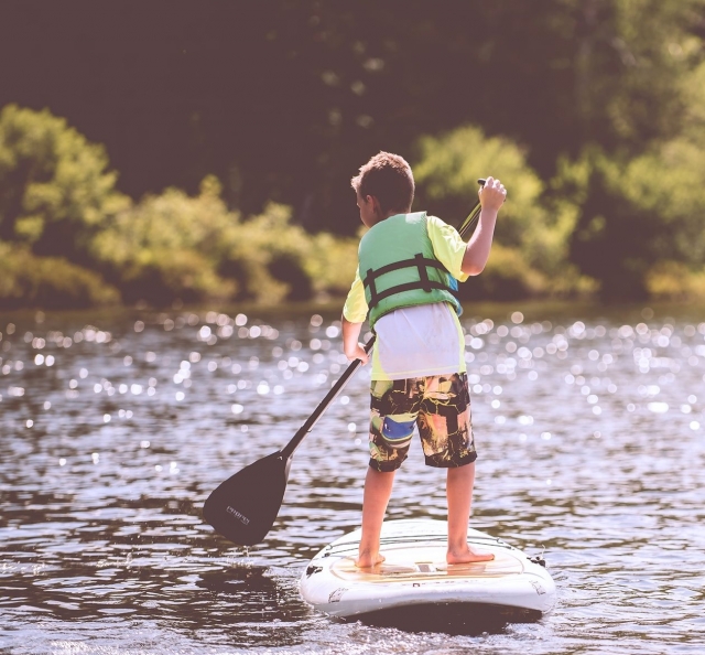  Jóvenes paddleboarders 