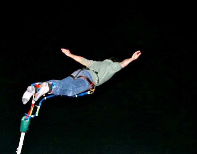 Vivez ce saut à l'élastique unique 