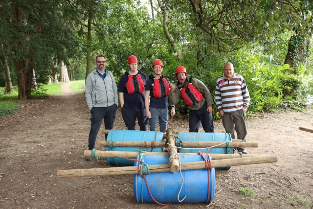  Builders de balsa orgulhosos
