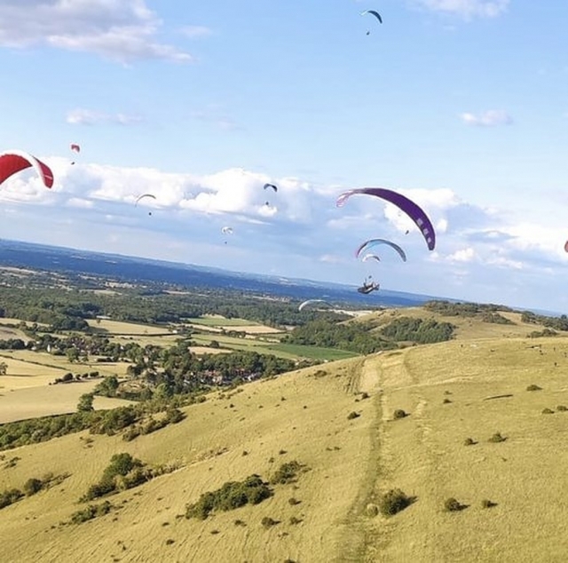  Gleitschirmfliegen bei schönem Wetter 