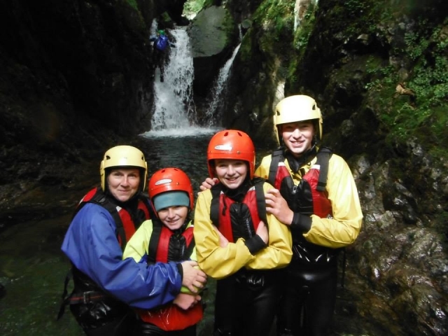  Gruppo bambini in canoa 