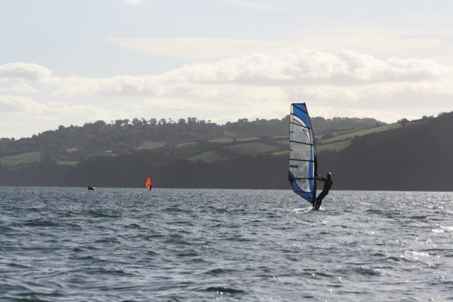  Ich liebe es, hier draußen zu windsurfen 