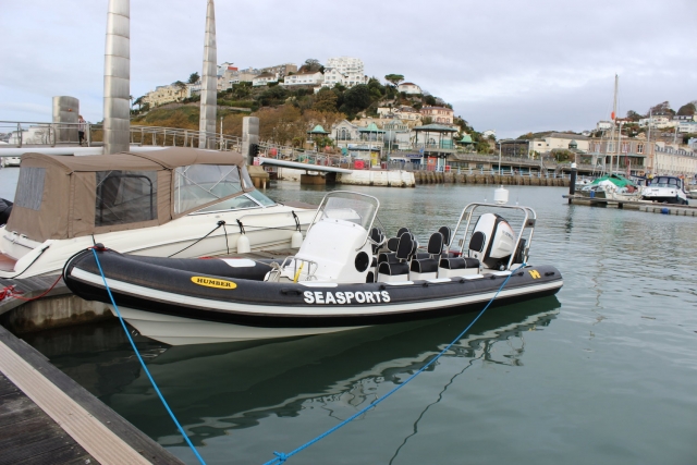  Bateau à moteur 