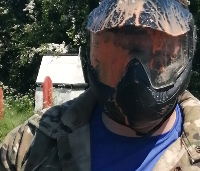  Ein Spritzer auf den Helm