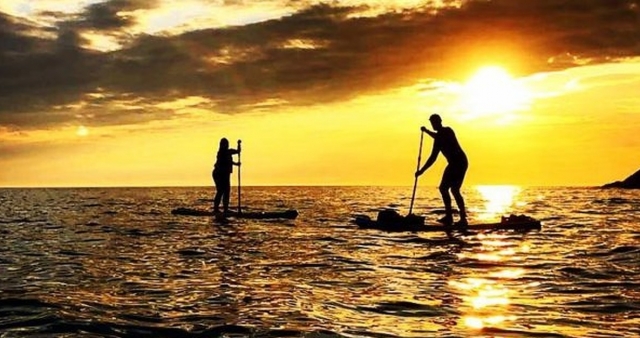  Paddle surf al atardecer