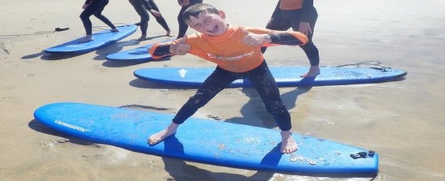  garoto feliz em sua prancha de surf