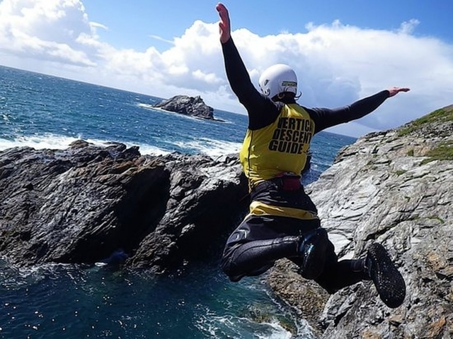  Saltando da un'alta roccia 