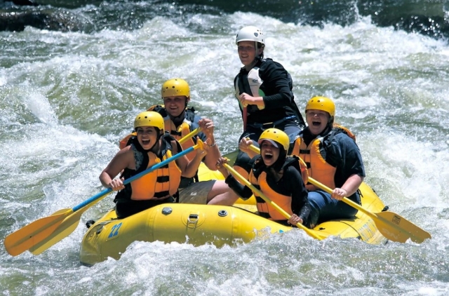  Perfektes Team für Surf-Rafting!