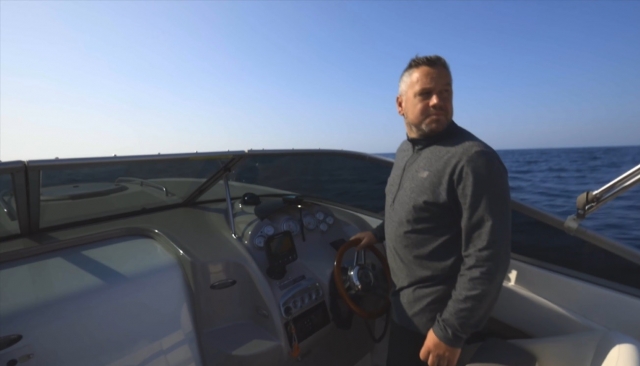  El patrón controlando el barco 