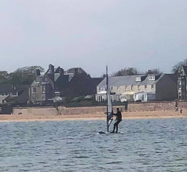  La planche à voile seule est amusante ! 